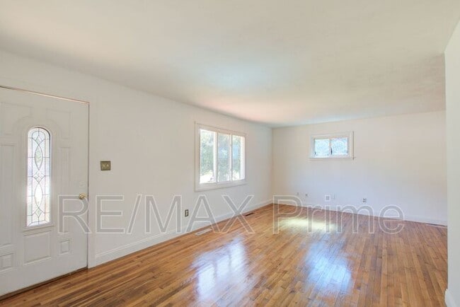 Building Photo - 321 Patrician Dr