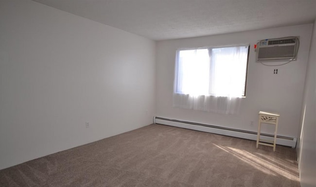Building Photo - 545 Calef Rd
