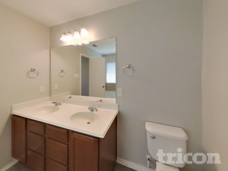 Building Photo - 528 Shell St