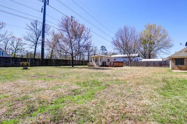 Building Photo - 3 Bedroom 2 Bathroom House in Texarkana, AR