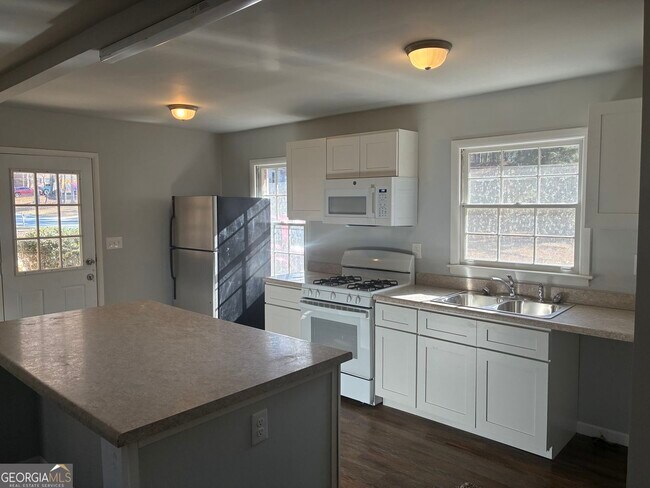 Building Photo - 3992 Maplewood Dr