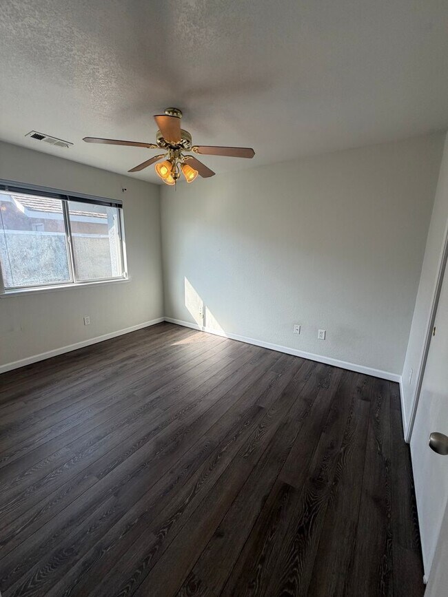 Building Photo - Charming 3 bedroom 2 bathroom home located in Lemoore