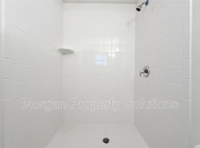 Building Photo - 1221 Poinsettia Ave