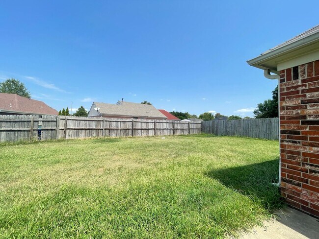 Building Photo - 1344 Custer Dr E