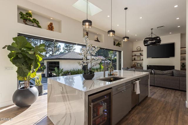 Building Photo - 620 Houseman St