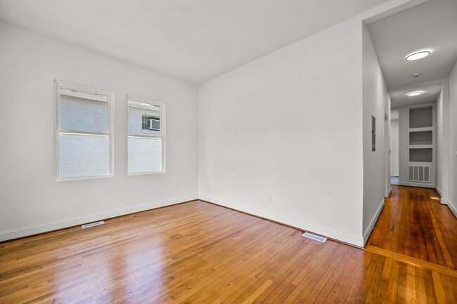 Building Photo - 512 Granville Dr SW