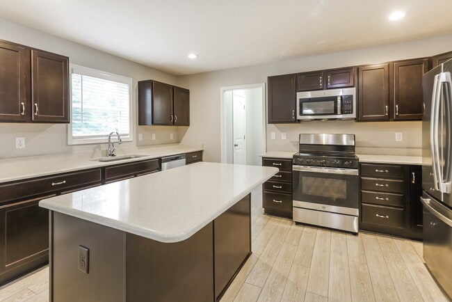 Building Photo - 11 Meadow Way SW