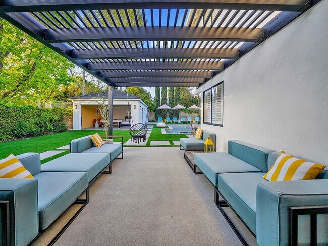 Building Photo - Luxe 5+4.5 w/detached studio, downstairs e...