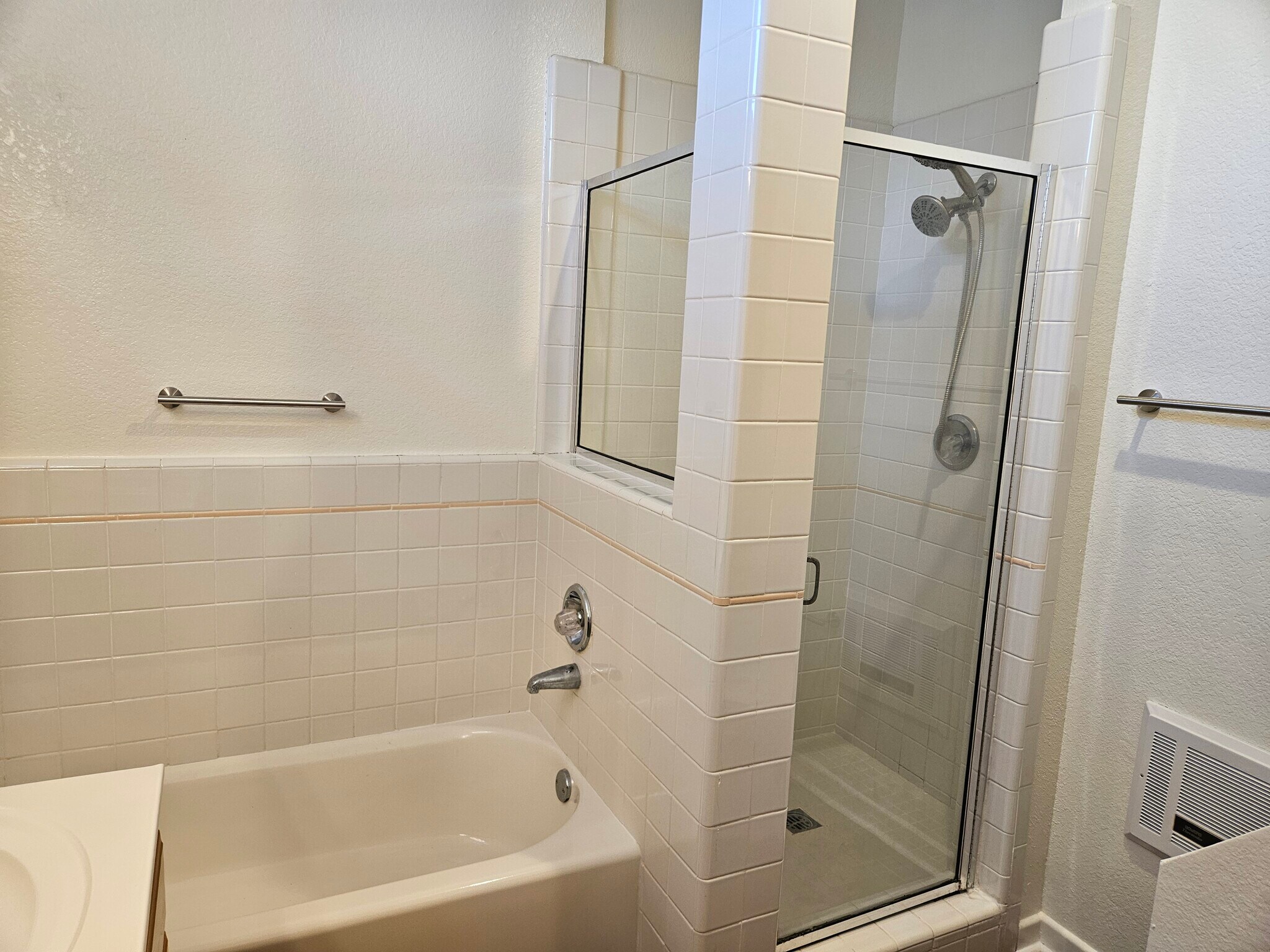 Main Bathroom Shower Stall - 11829 Gateway Blvd