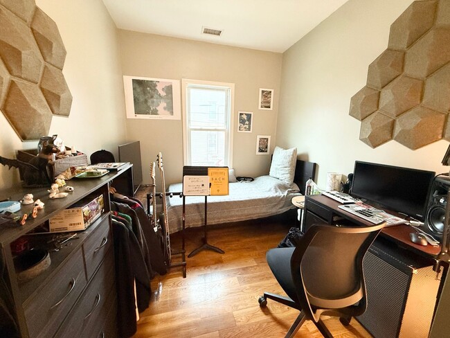 Building Photo - Great Deal and location - 4-bed, 1-bath in Allston
