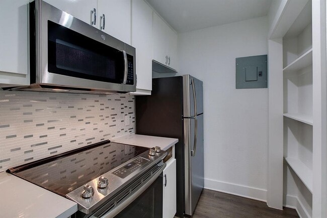 Building Photo - 6910 Hart Ln