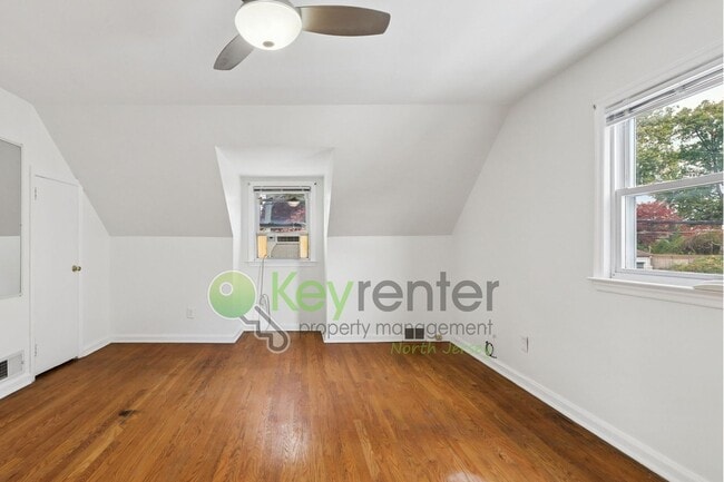 Building Photo - Spacious 1-Bedroom Apartment with Bonus Li...