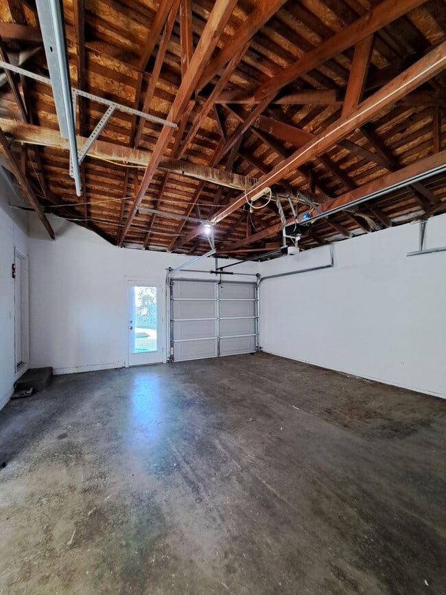 Building Photo - Beautiful 6-Bedroom Home with Pool & Outdo...