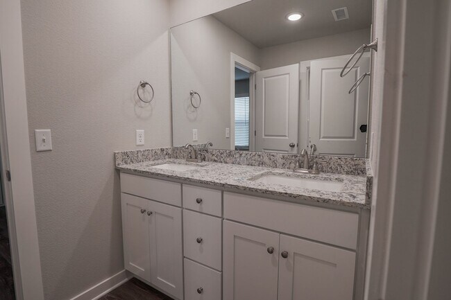 Building Photo - 4 bedroom 3.5 bath home!