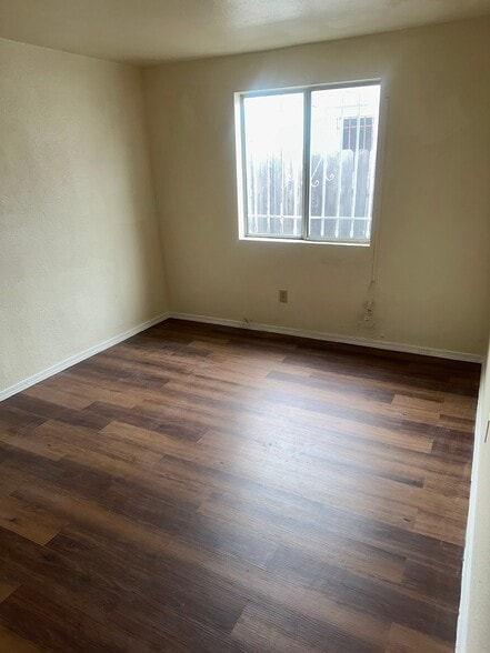 Building Photo - 427 E 98th St