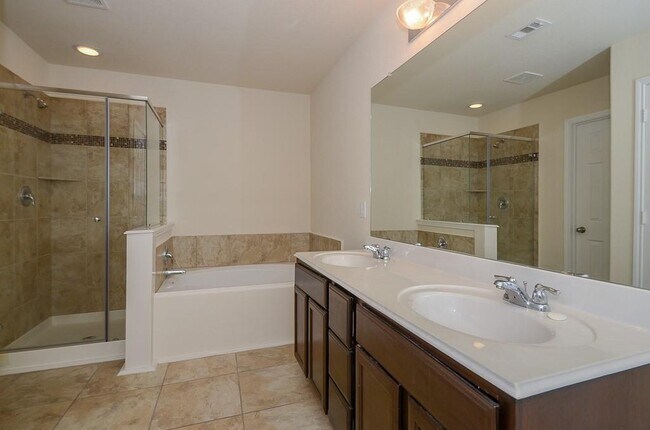 Building Photo - 14935 Vinegrove Falls Ct