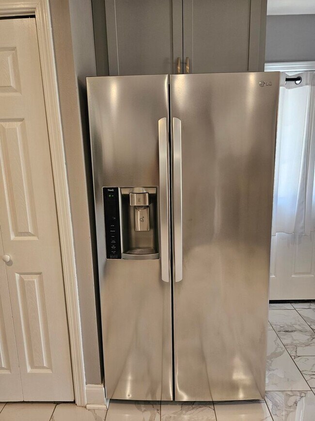 Building Photo - 4 Bedroom, 2 Bath Newly Renovated House for Lease