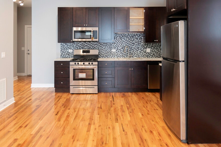 Building Photo - 1929 W Montrose Ave