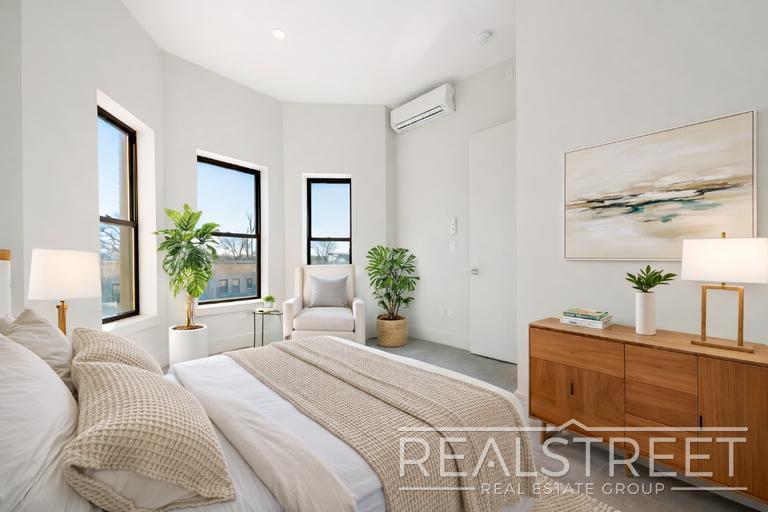 Building Photo - New Modern 2 Bed w Full Amenities + Dishwasher/Laundry/Garden