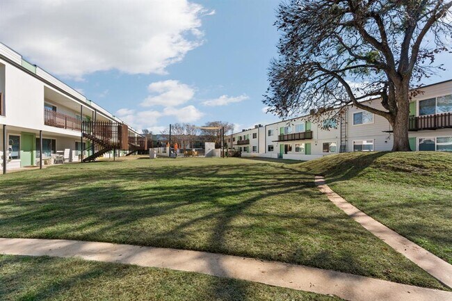 Building Photo - 2200 Dickson Dr