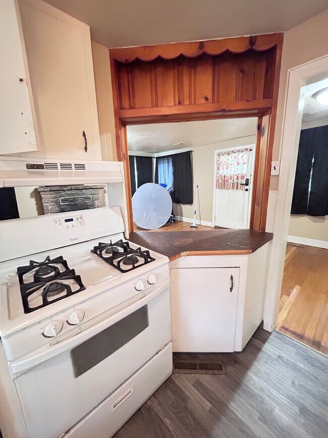 Building Photo - Calm 2 Bedroom, 2 Bath near Cheyenne Canyon