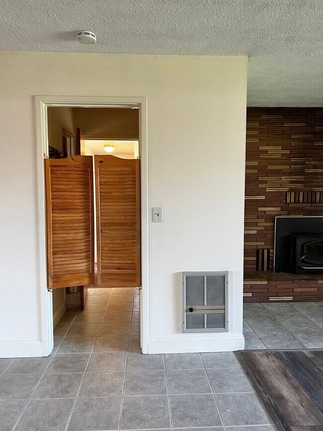 Building Photo - 3 Bedroom, 2.5 Bath House
