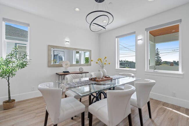 Building Photo - Stunning 4/3 in the Oakland Hills