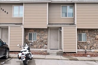 Building Photo - 2 bed 1 Bath townhouse