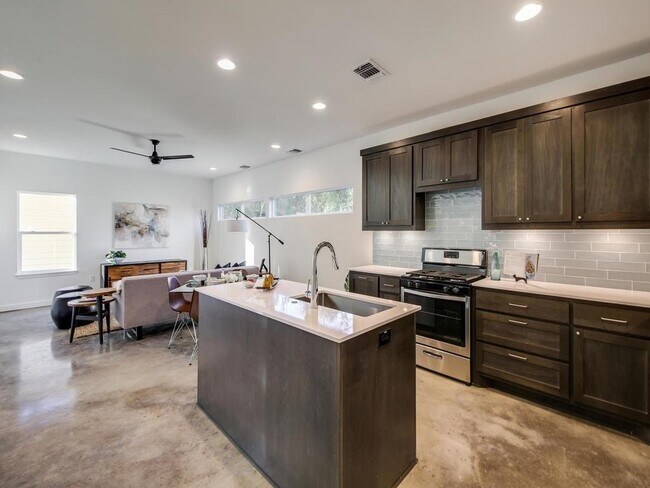 Building Photo - 5600 William Holland Ave