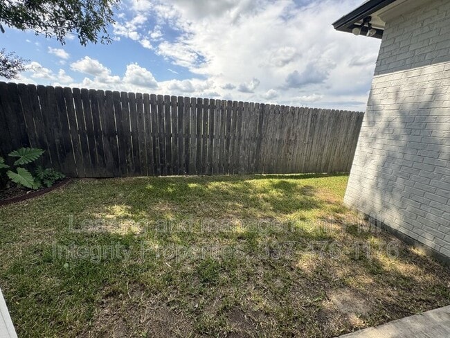 Building Photo - 216 Golden Cypress Dr