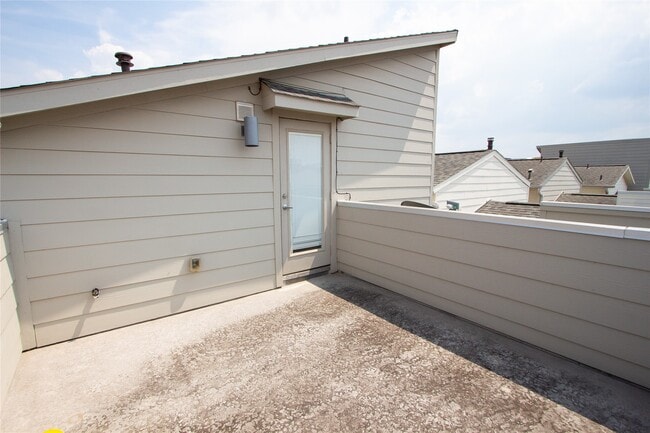 Building Photo - 2779 Clinton Dr