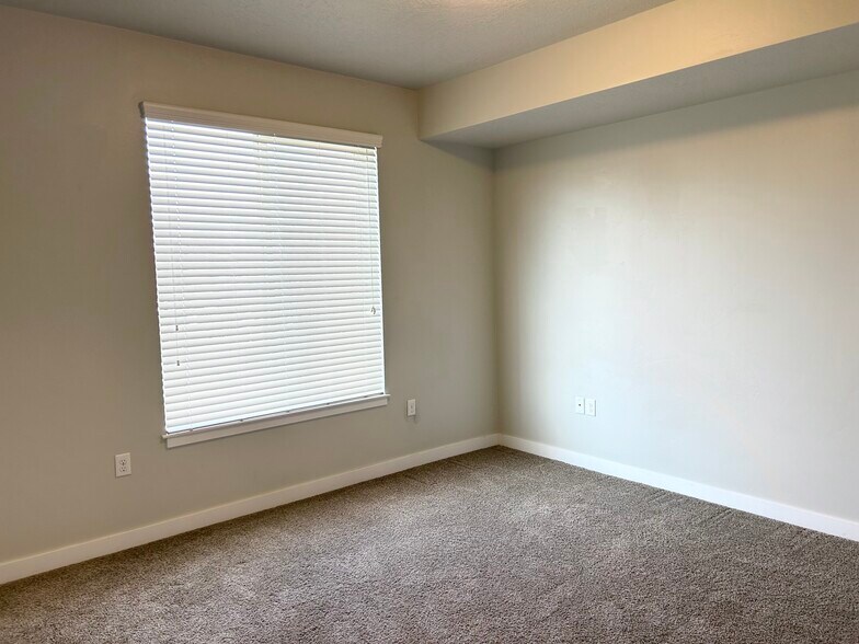 Building Photo - 3660 S 900 E