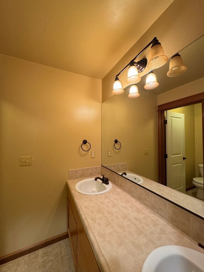 Building Photo - Spacious 4-Bedroom Home for Rent in Woodinville