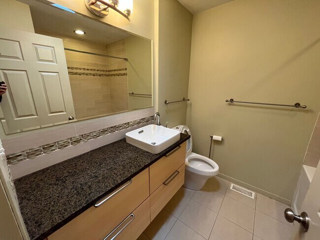 Building Photo - Amazing NE Portland 4Bd + 3Ba ~ House Sola...