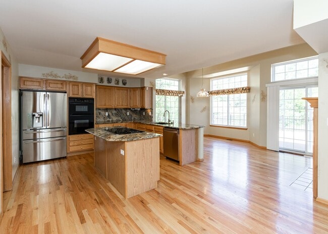 Building Photo - *COMING SOON* 5 Bedroom Broadmoor Beauty A...