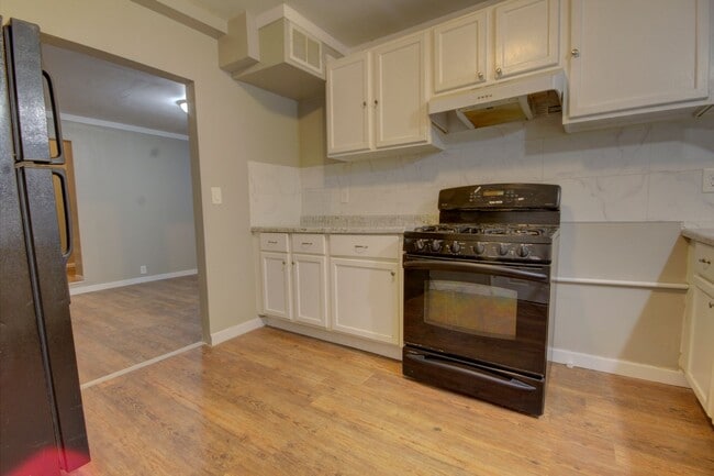 Building Photo - 4 bed, 2 bath home