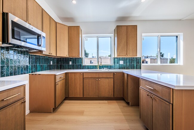 Building Photo - 2424 Westview Dr.