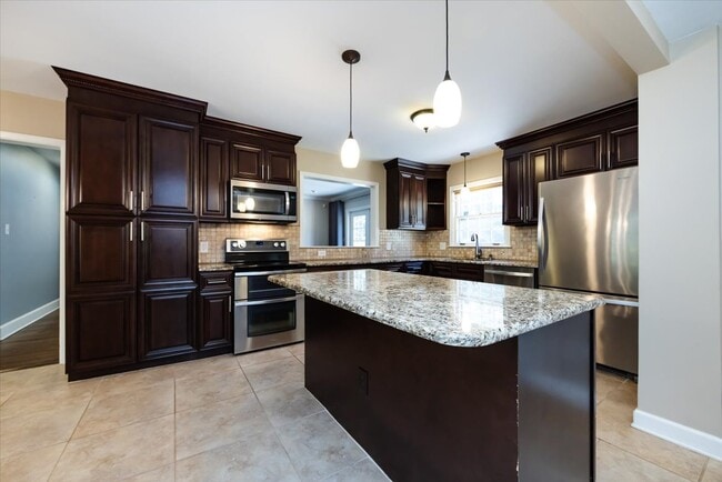 Building Photo - 5400 Farmbrook Dr