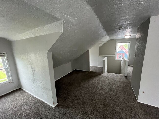 Building Photo - Three bedroom one bathroom single family home for rent MOVE IN SPECIAL - HALF OFF FIRST MONTHS RENT
