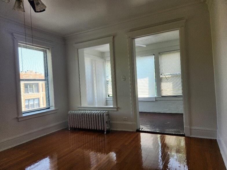 Building Photo - 824 E 53rd St