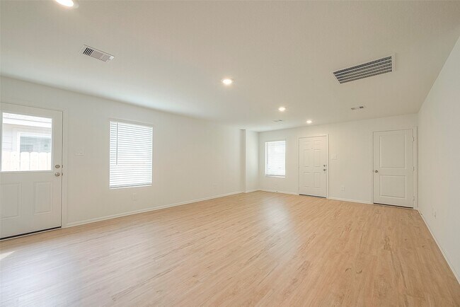 Building Photo - 1491 Las Cuevas Dr