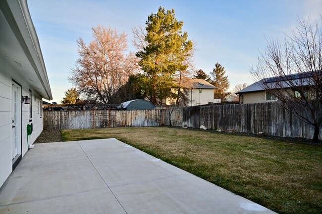 Building Photo - 4400 S Carbine Ave