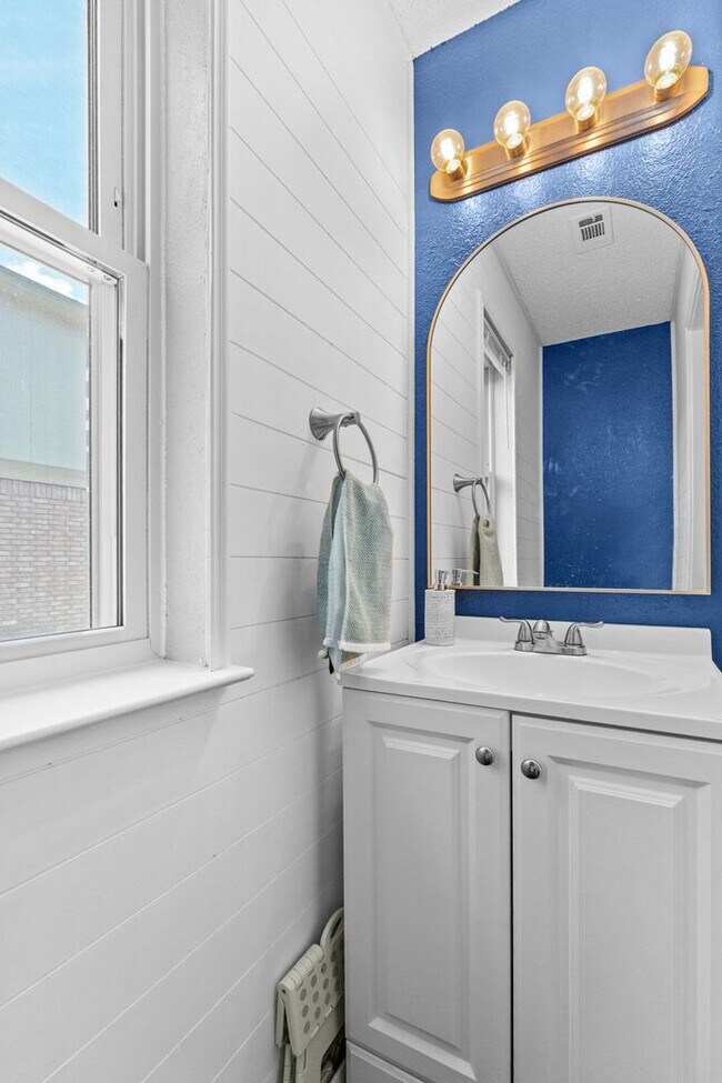 Building Photo - Texas sized home near the golf course