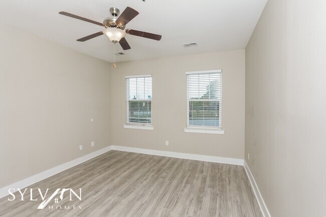 Building Photo - This delightful 3BR 2.5BA is a gem