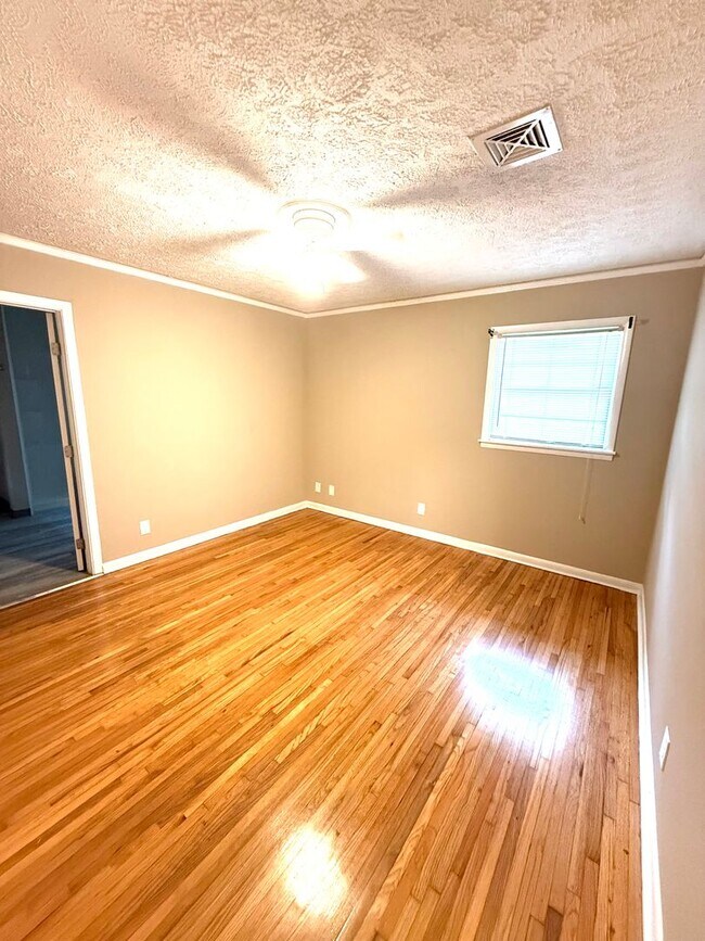 Building Photo - ** 3 bed 2 bath located off perry hill ** ...