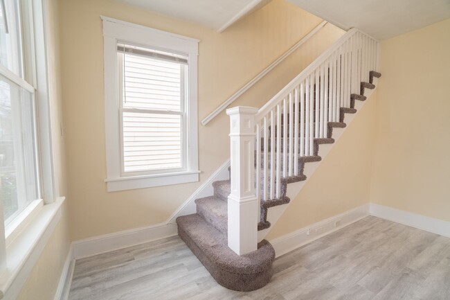 Building Photo - Charming, Renovated House in Portsmouth