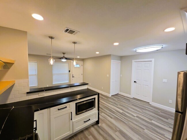 Building Photo - 9121 Lazydale Ln