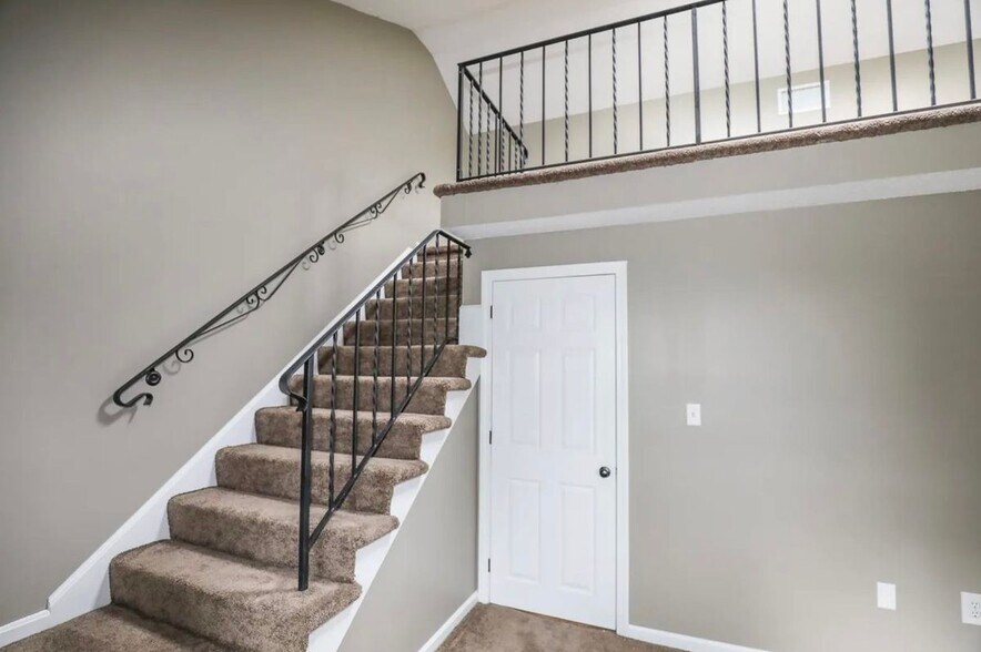 Building Photo - 2 Bluestone Dr