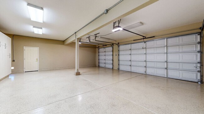Building Photo - Gorgeous Home with private yards, large de...