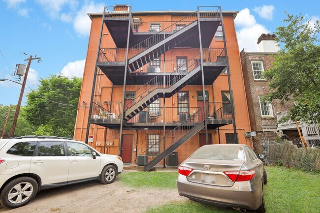 Building Photo - 703 Barnard St